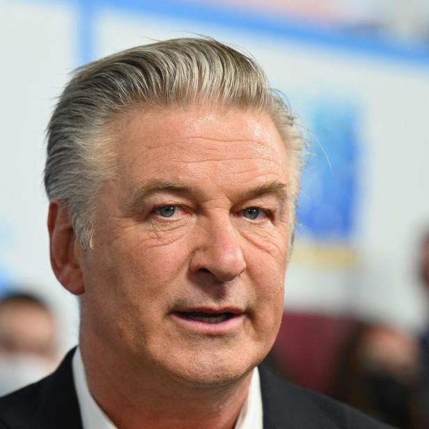 Der Schauspieler Alec Baldwin blickt mit ernstem Ausdruck in die Kamera.