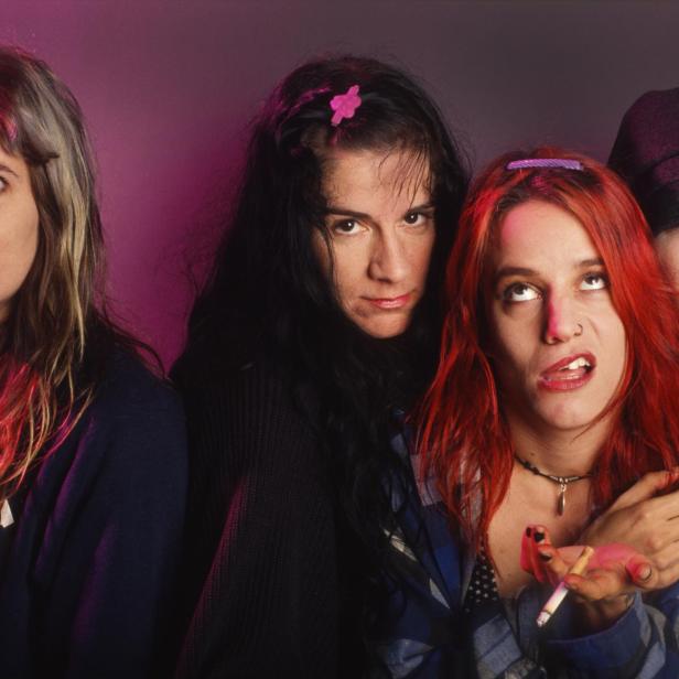 Die Mitglieder der Band L7 posieren für ein Gruppenfoto