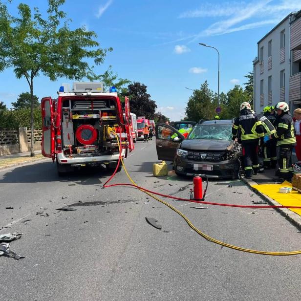 Der Pkw wurde durch die Wucht des Anpralls schwer beschädigt. Eine Person wurde verletzt.