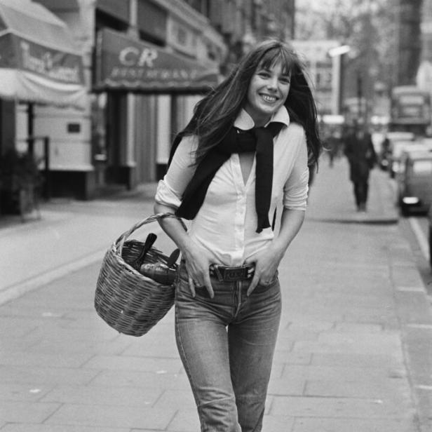 Jane Birkin mit der Korbtasche 1973 in London