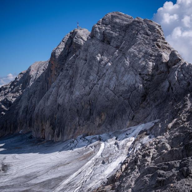 ++ THEMENBILD ++ TOURISMUS / TOURISTEN / FREIZEIT / WANDERN / ALPINISMUS / ALPEN / GLETSCHER / NATUR / KLIMA / KLIMAERWÄRMUNG ++ ACHTUNG SPERRFRIST: MITTWOCH, 20. AUGUST 2025, 14:00 UHR ++