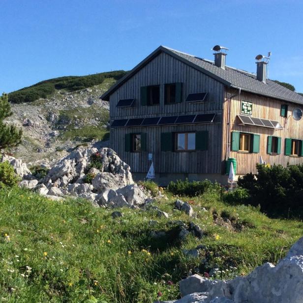 Blick auf die Rieder Hütte in den Bergen des Höllengebirges