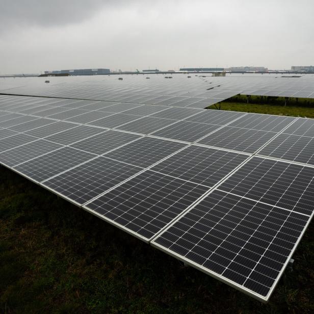 ++ THEMENBILD ++ PHOTOVOLTAIKANLAGE / PV-ANLAGE / PHOTOVOLTAIKMODULE / SOLARPANELE / SOLARENERGIE / ENERGIE / STROM