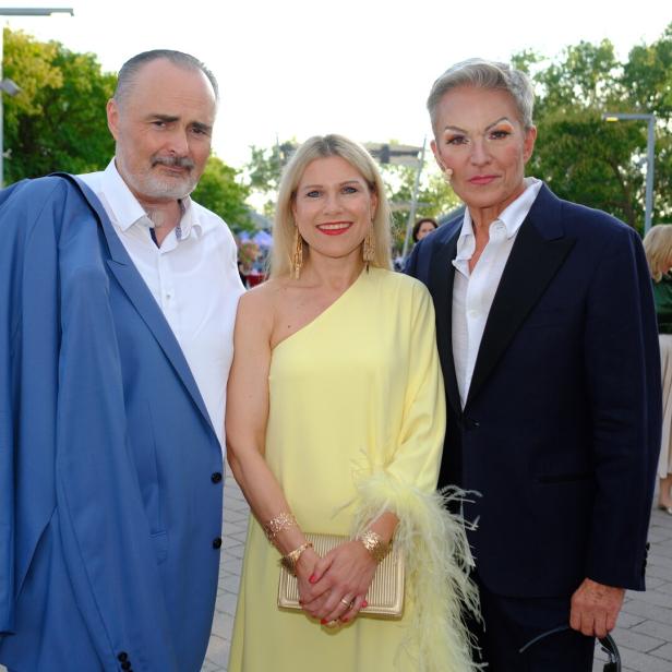 Hans Peter und Julia  Doskozil mit Alfons Haider, der geschminkt ist