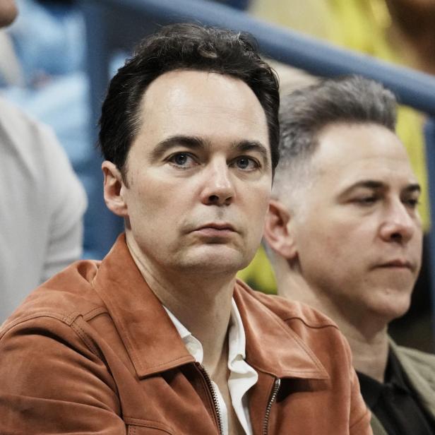 Jim Parsons sitzt mit ernstem Blick in einer Zuschauermenge.