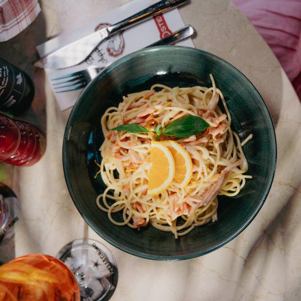 Spaghetti all’Aperol: Pasta mit Orangen-Rahm-Sauce, Weißwein und Hartkäse.