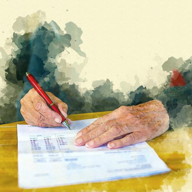 Die Hände einer älteren Person schreiben mit einem roten Stift auf einem Dokument.