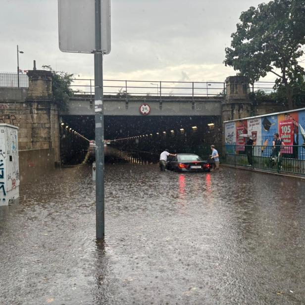 Überflutete Unterführung in der Mooslackengasse in Döbling, in der ein Auto im Starkregen feststeckt.
