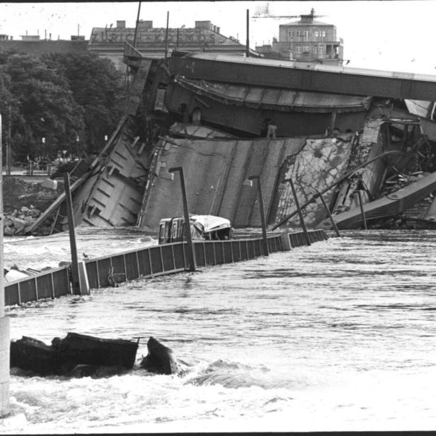 Die eingestürzte Reichsbrücke, vorne der Bus, dessen Fahrer leicht verletzt überlebte.