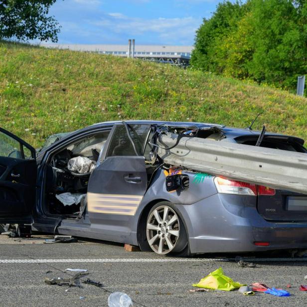 NIEDERÖSTERREICH: PKW GEGEN LEITPLANKE - ZWEI MÄNNER STARBEN BEI UNFALL AUF A1 IM BEZIRK AMSTETTEN