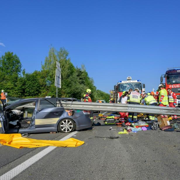 NIEDERÖSTERREICH: PKW GEGEN LEITPLANKE - ZWEI MÄNNER STARBEN BEI UNFALL AUF A1 IM BEZIRK AMSTETTEN