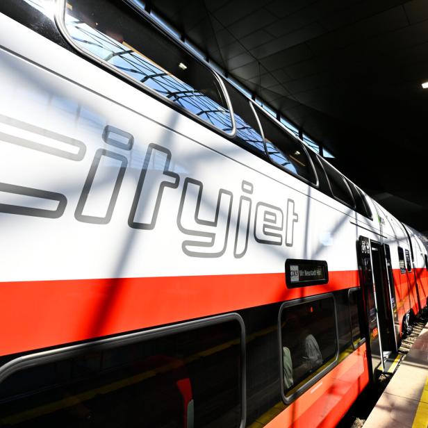 ++ THEMENBILD ++ ÖBB / BAHN / ZUG / EISENBAHN / VERKEHR / ÖFFENTLICHE VERKEHRSMITTEL / CITYJET DOPPELSTOCK