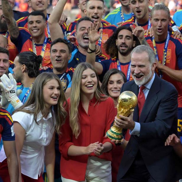 König Felipe VI. von Spanien feiert mit seiner Familie und der spanischen Fußballnationalmannschaft den Gewinn des Weltmeisterpokals.