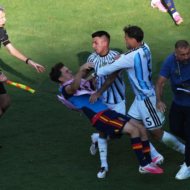 Paredes attackiert einen Spanier