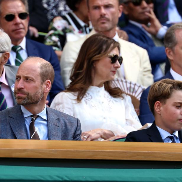 Prinz William und Prinz George sitzen auf der Tribüne beim Tennisturnier in Wimbledon.