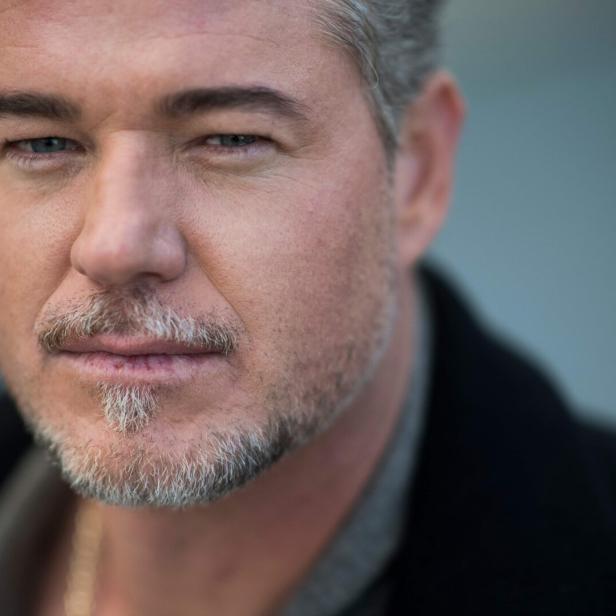 Nahaufnahme des Schauspielers Eric Dane mit grau meliertem Bart und ernstem Blick.