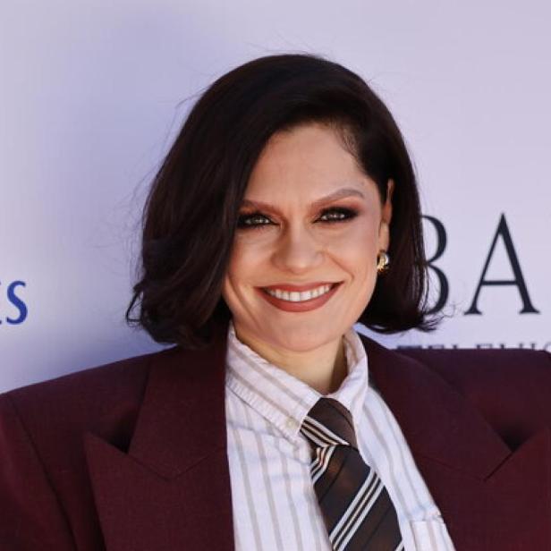 Jessie J mit Anzug und Krawatte
