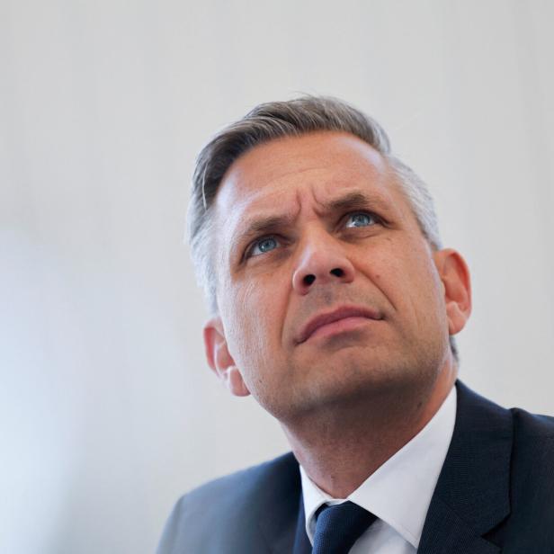 Energy Minister Hattmannsdorfer visits Vienna's oil harbour Lobau