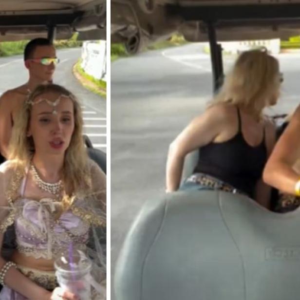 Vier Personen sitzen in einem Golfcart, als eine davon plötzlich rausfällt und eine weitere Person nachspringt