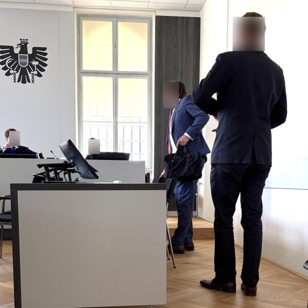 Ein Angeklagter vor einem Richter und seinem Rechtsanwalt