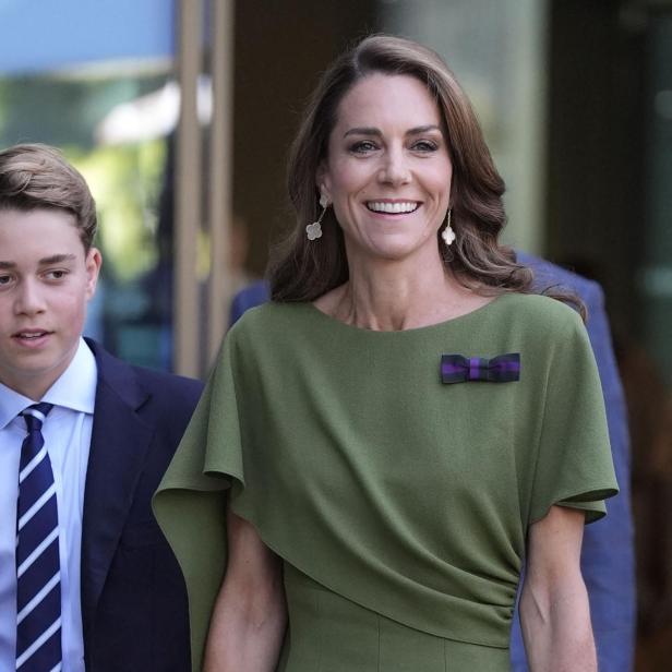 Prinzessin Catherine lächelt neben Prinz George und Prinzessin Charlotte bei einem öffentlichen Auftritt.