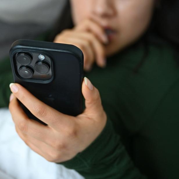 Jugendliche mit Smartphone in der Hand.