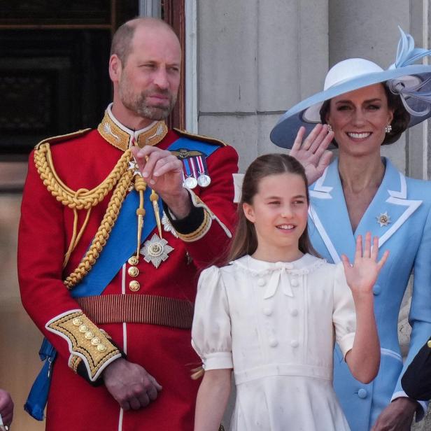 Prinz William, Prinzessin Catherine und ihre Kinder George, Charlotte und Louis winken gemeinsam von einem Balkon.