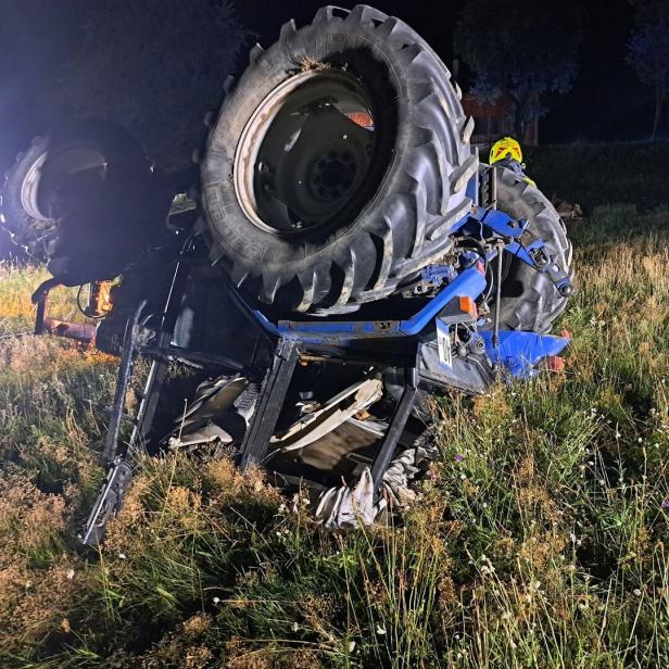 Traktor kam am Dach zu liegen