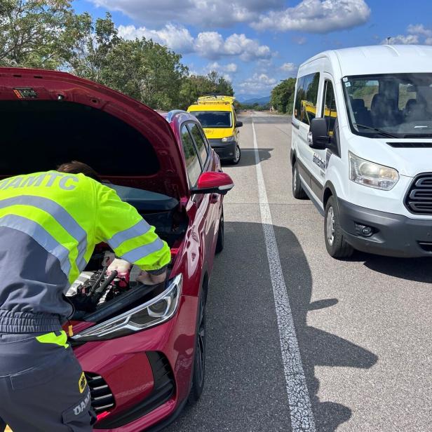 Das Kollisionswarn-System „Collision Eye“ warnt Arbeiter auf der Straße vor einer herannahenden Gefahr.