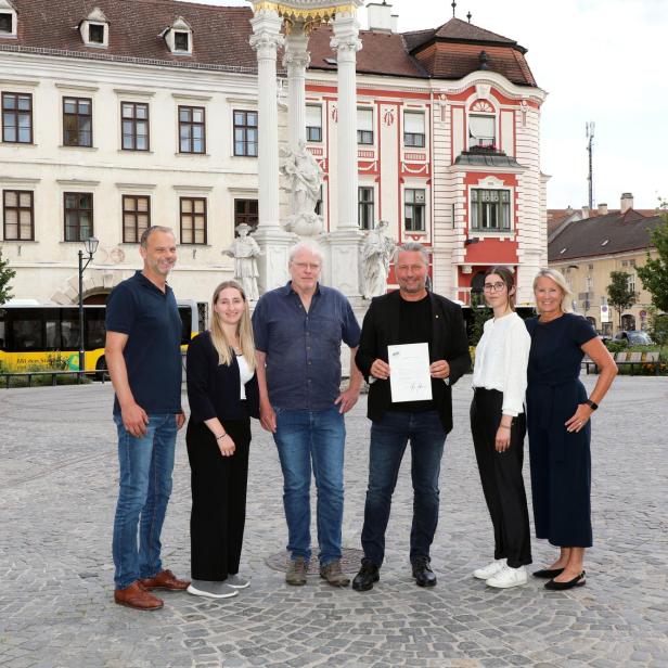 Baudirektor Reinhard M. Weitzer, Karoline Nagl vom Klimabüro Krems, Greenpeace-Geschäftsführer Alexander Egit, Bürgermeister Peter Molnar, Greenpeace-Expertin Melanie Ebner sowie Rosemarie Bachinger, Leiterin des Präsidialamts und der Stadtkommunikation