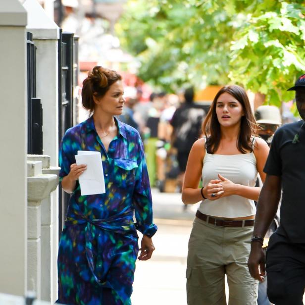 Suri Cruise spaziert in einem weißen Tank-Top neben ihrer Mutter Katie Holmes durch New York