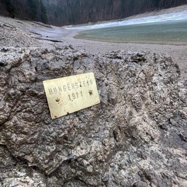 ++ HANDOUT ++ OBERÖSTERREICHISCHER NUSSENSEE BEI BAD ISCHL AUF TIEFSTSTAND