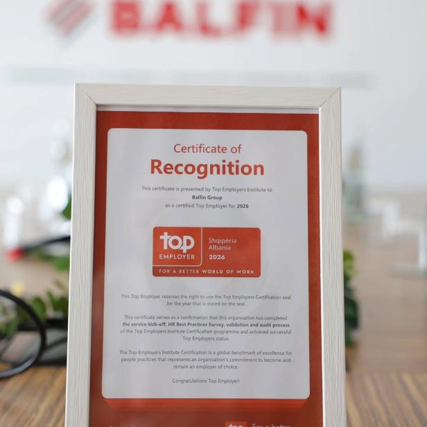 Zertifikat mit der Überschrift 'Certificate of Recognition' für Balfin Group als zertifizierter Top-Arbeitgeber 2026 in einem silbernen Rahmen vor unscharfem Hintergrund mit rotem BALFIN-Logo.