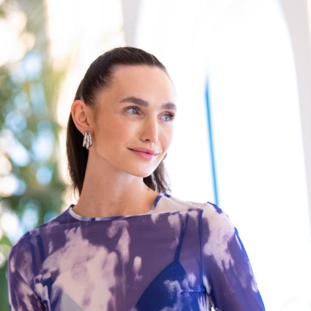 Anna Adamyan blickt in einem lilafarbenen Kleid nach rechts.