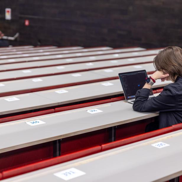 Ein Student sitzt im Wiener Audimax