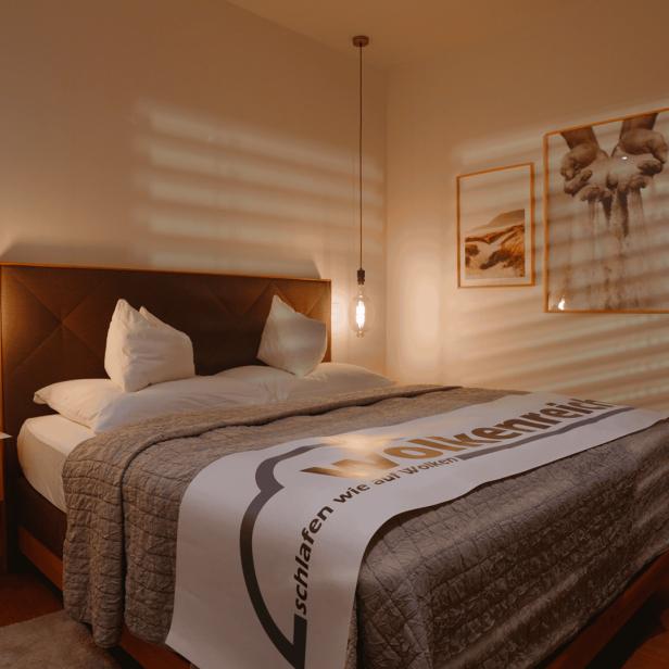 Modern eingerichtetes Schlafzimmer mit Doppelbett.