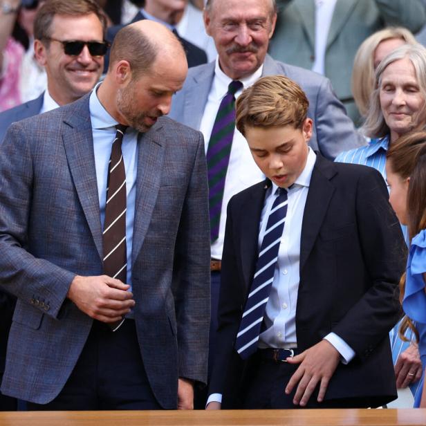 Prinz William und Prinz George unterhalten sich auf der Tribüne, während Prinzessin Charlotte neben ihnen steht.