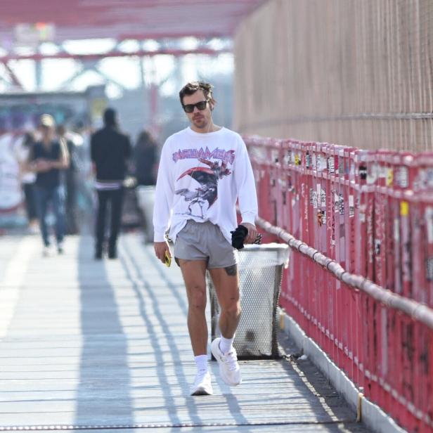 Harry Styles in weißen Langarmshirt, grauen, sehr kurzen Shorts und Sonnenbrille in New York beim Joggen.