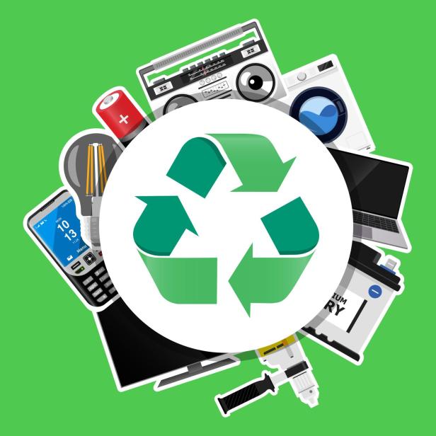 Recycling-Symbol mit ausgedienten Elektronikgeräten wie Laptop, Handy, Waschmaschine, Fernseher und Radio auf grünem Hintergrund.