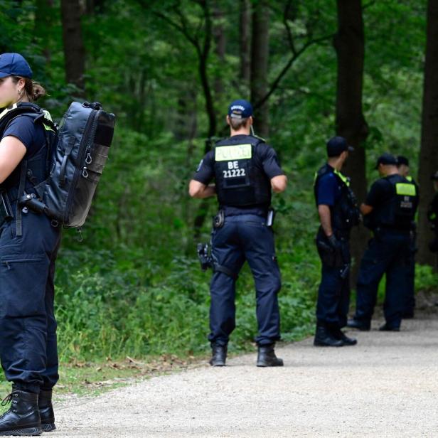 GERMANY-LGBTQ+-PARADE-CSD-POLICE