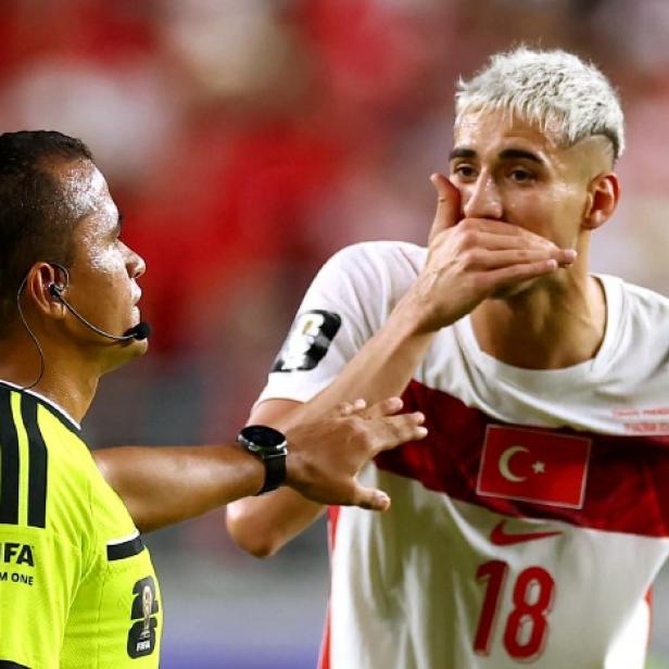 Mert Müldür (re.)