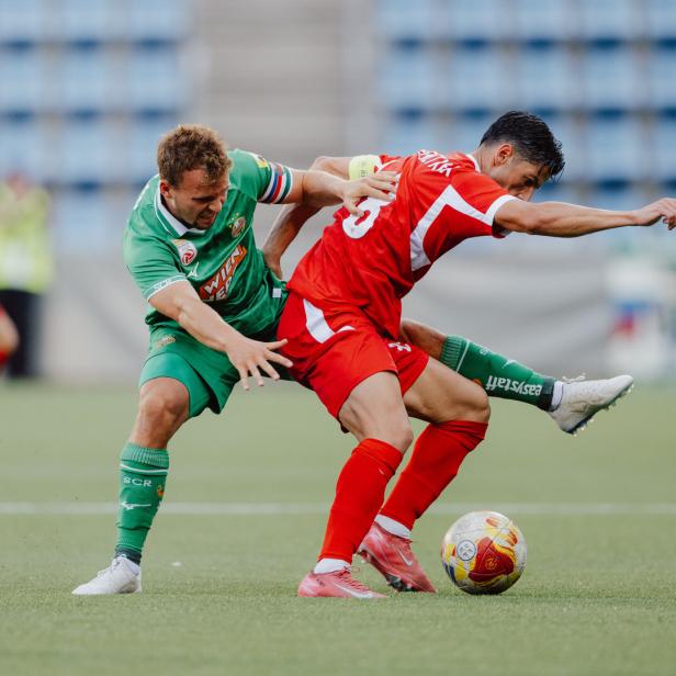Rapid-Kapitän Seidl (l.) gegen Santa Coloma