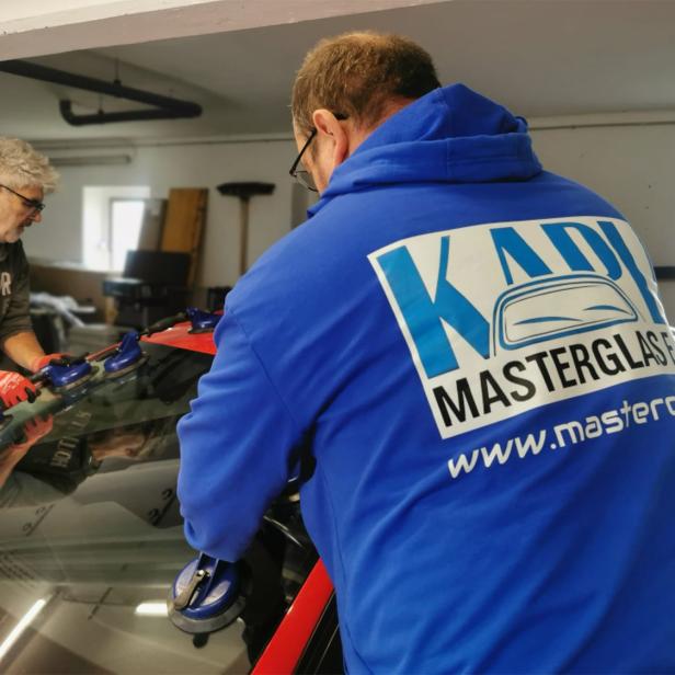 Mitarbeiter von Kapl Masterglas beim Austausch einer Windschutzscheibe.