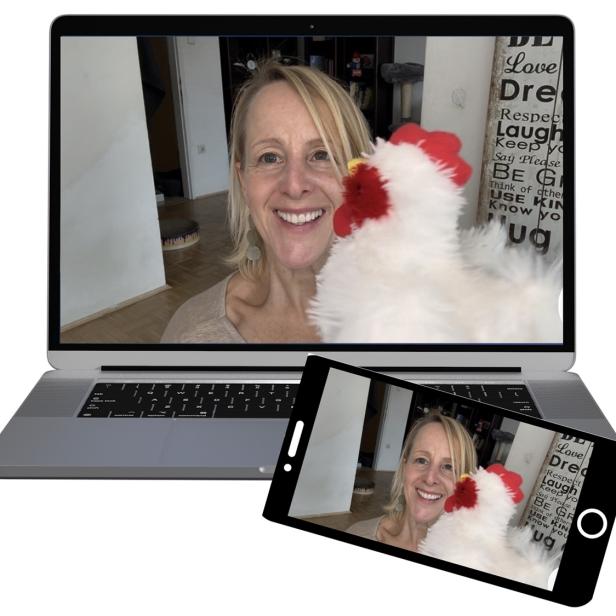 Frau bei einem Online-Englischkurs am Laptop und Smartphone.