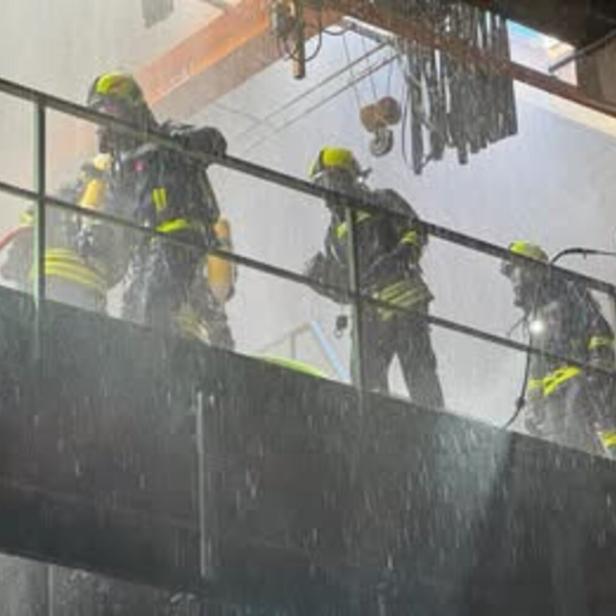 Löscheinsatz unter Atemschutz in Werkshalle 