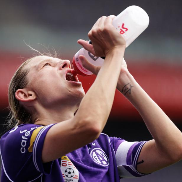 Austria-Spielerin Wenninger trinkt aus einer Flasche
