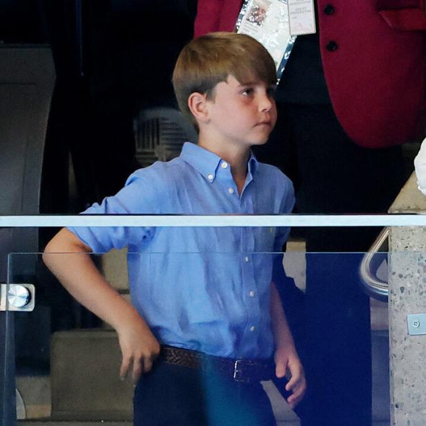Prinz Louis trägt ein hellblaues Hemd und eine dunkle Hose, während er eine Treppe hinuntergeht.