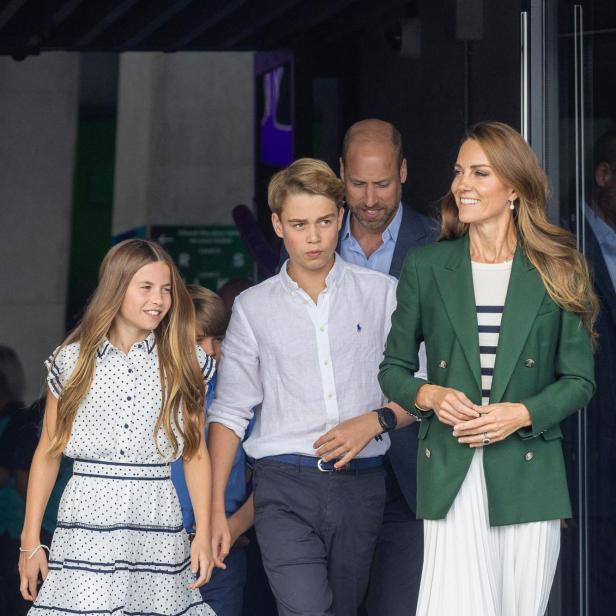 Prinz William und Prinzessin Catherine gehen mit ihren Kindern Prinz George und Prinzessin Charlotte aus einem Gebäude.