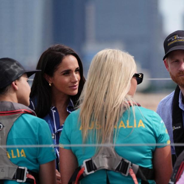 Prinz Harry und Meghan Markle unterhalten sich mit Mitgliedern des australischen Invictus-Games-Teams.