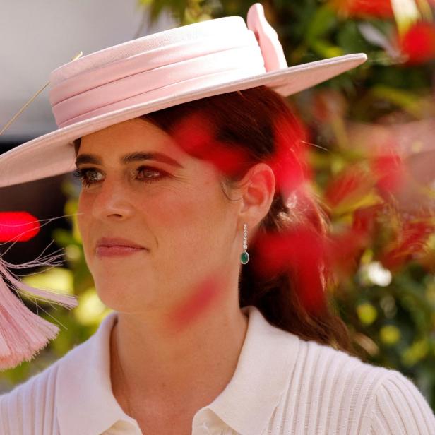 Prinzessin Eugenie trägt einen hellrosa Hut mit Quaste und ein weißes Oberteil.